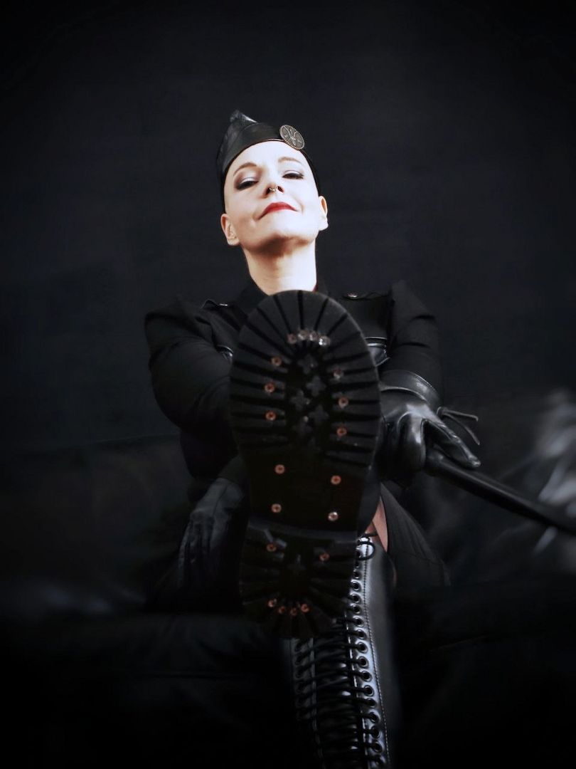 Online-Erziehung, Keuschhaltung und Training von erfahrener dominanter Herrin!