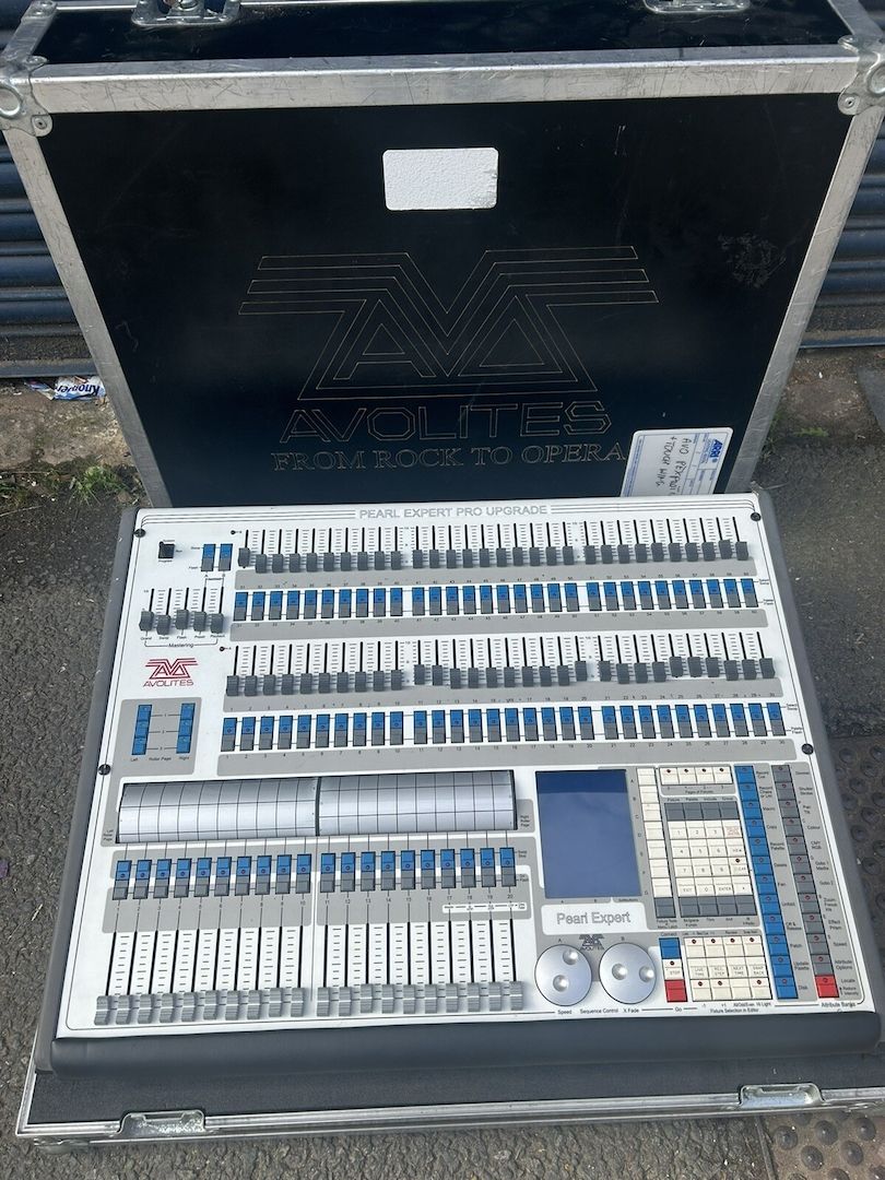 Avolites Pearl Expert mit TouchWing