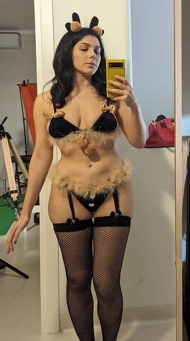 Weibliche Escort-Dame für bezahlte sexuelle Dienstleistungen verfügbar