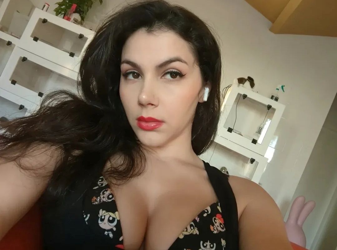 Weibliche Escort-Dame für bezahlte sexuelle Dienstleistungen verfügbar