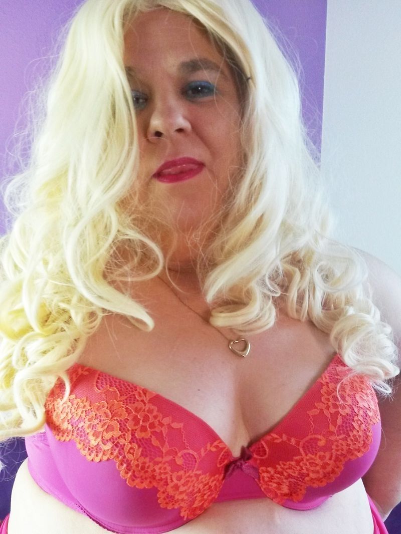 Erotikbombe- Rubenslady - eine heiße, versaute Hausfrau will deinen Schwanz!