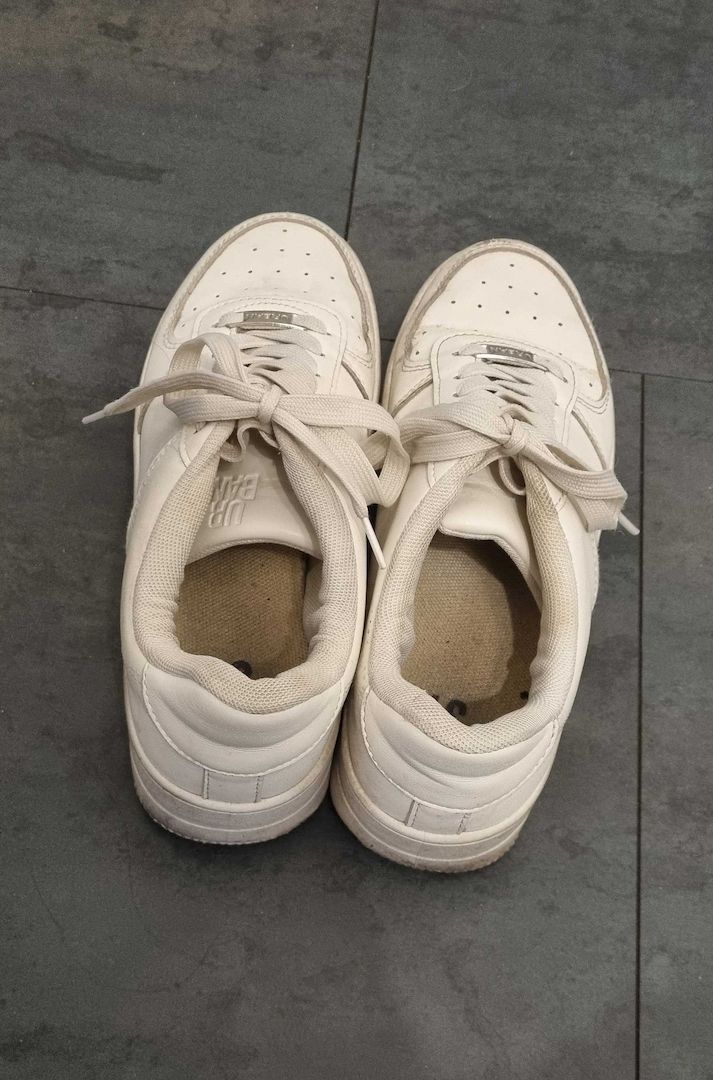 Getragene, abgenutzte weiße Turnschuhe zu verkaufen