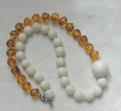 Edelsteinkette, weisse Koralle mit braunen Bernstein