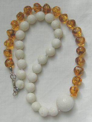 Edelsteinkette, weisse Koralle mit braunen Bernstein