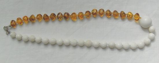 Edelsteinkette, weisse Koralle mit braunen Bernstein