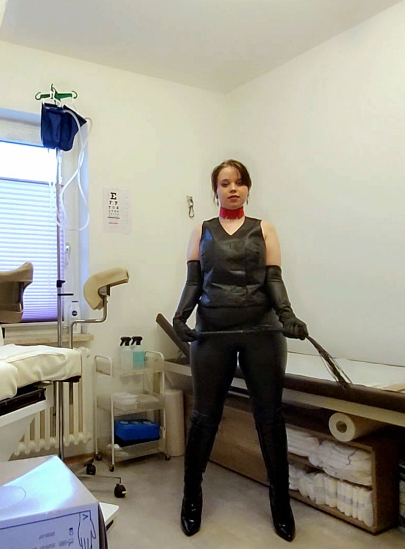 Junge Domina bietet CBT