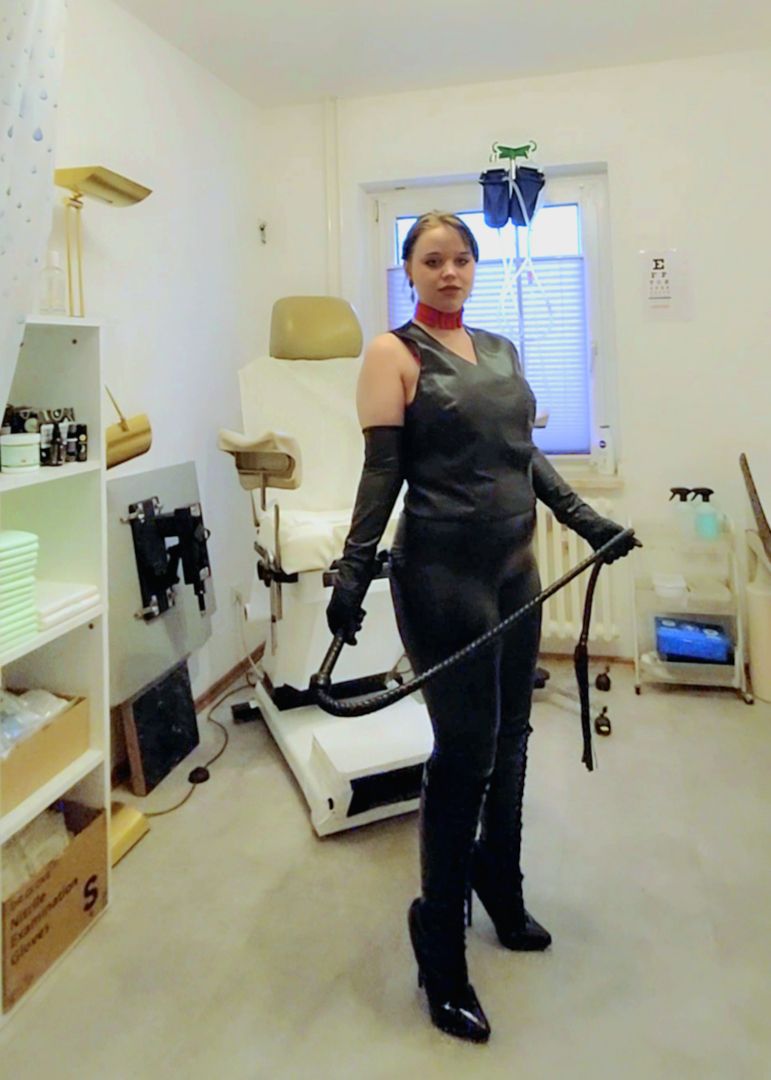 Junge Domina bietet CBT