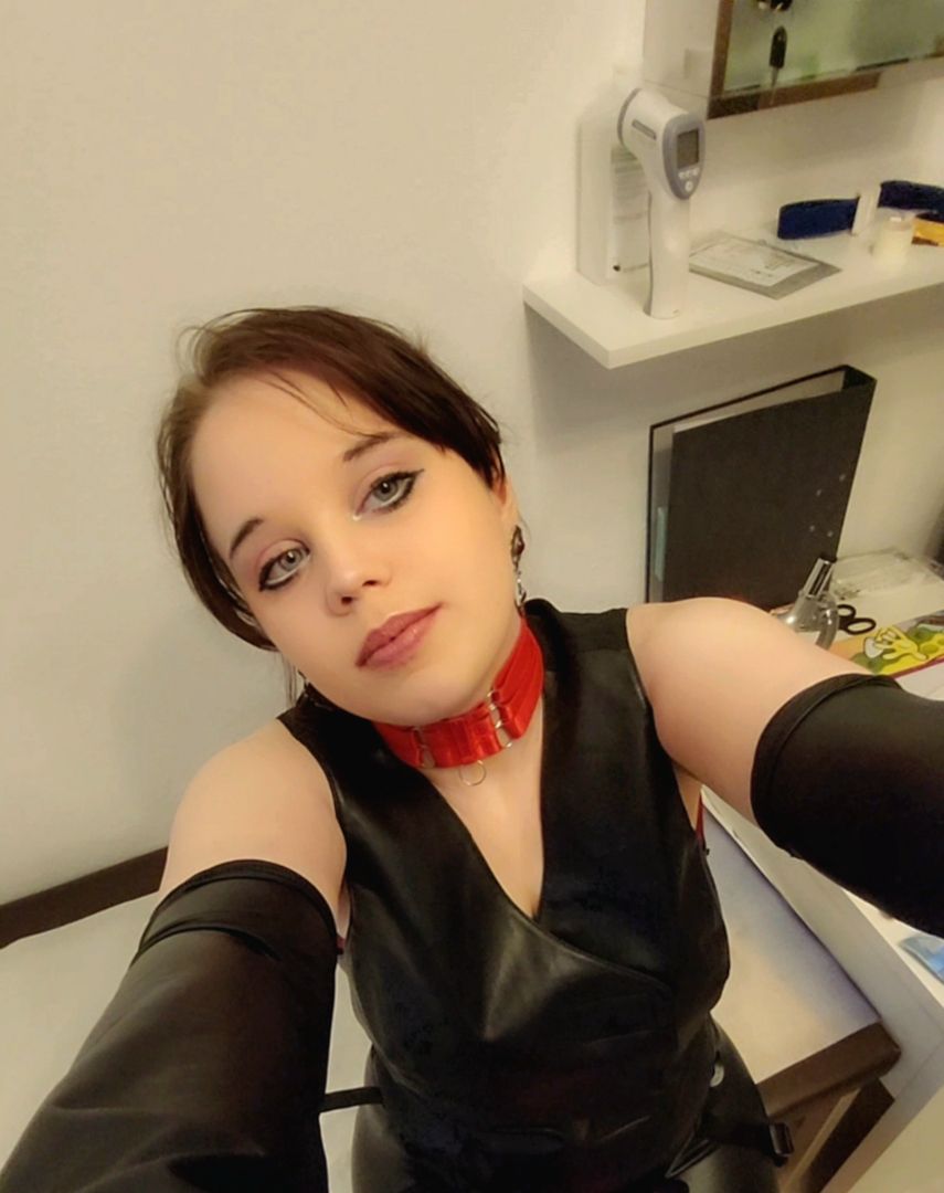 Junge Domina bietet CBT