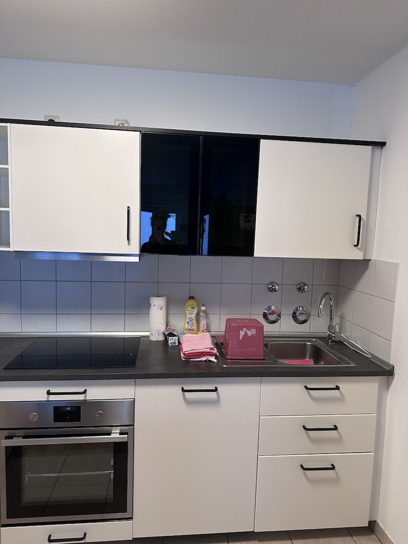 Moderne Einbauküche mit Geräten - sehr guter Zustand