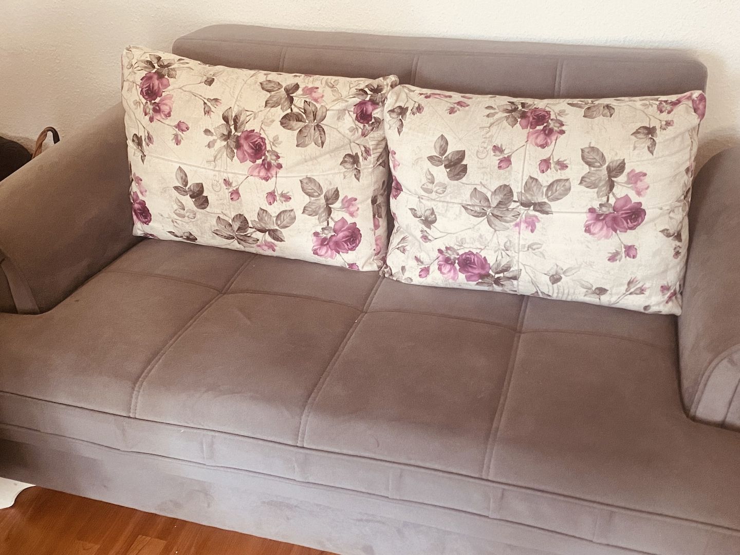 2 graue Sofas mit Schlaffunktion Bettkasten inkl.