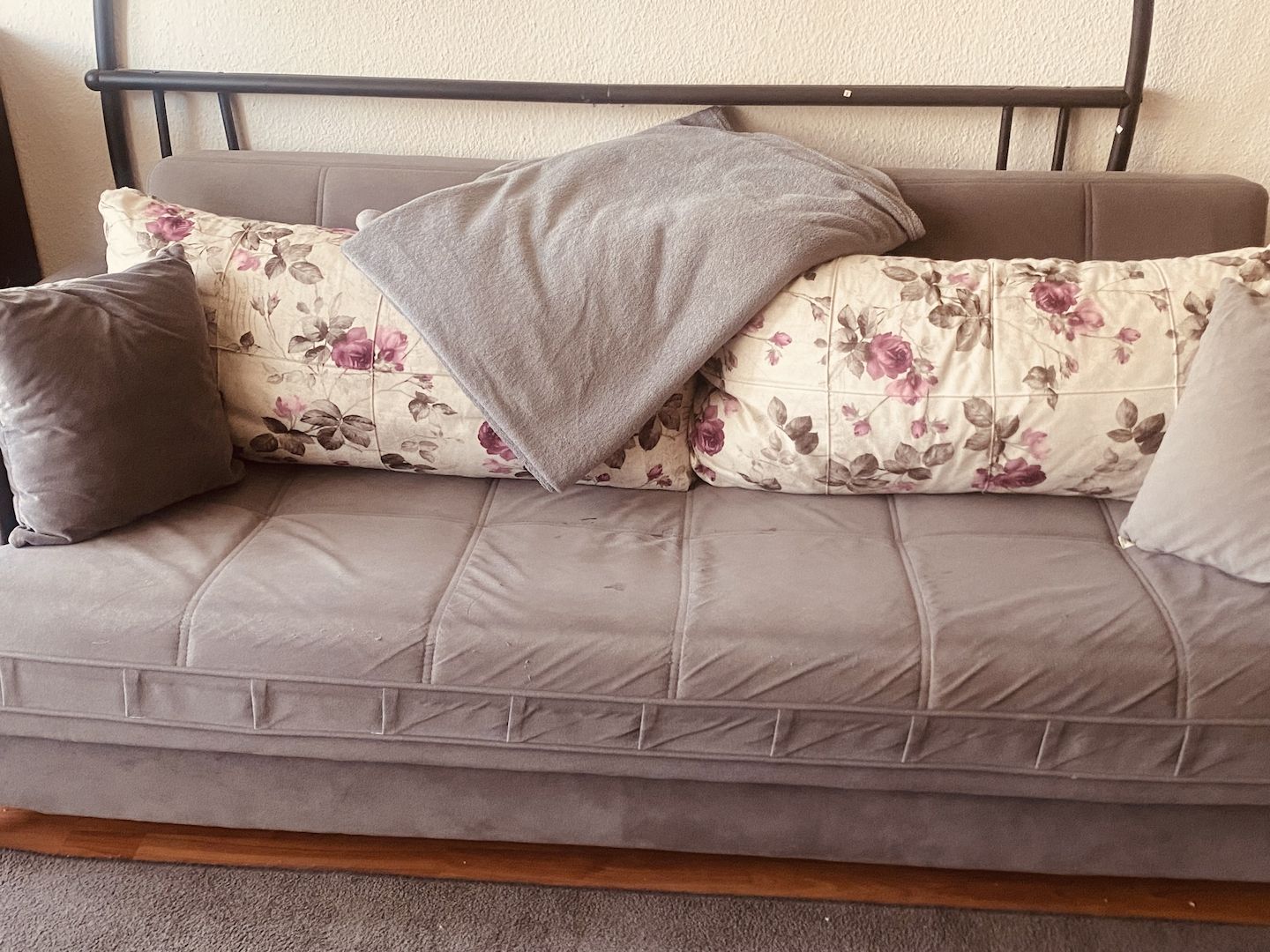 2 graue Sofas mit Schlaffunktion Bettkasten inkl.