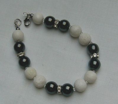 Armband im schwarz - weis Design