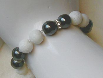 Armband im schwarz - weis Design