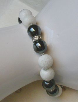 Armband im schwarz - weis Design