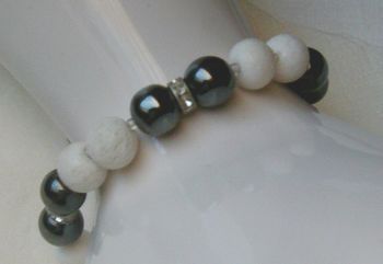 Armband im schwarz - weis Design