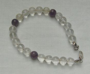 Armband mit einen Bergkristall garniert mit Amethyste