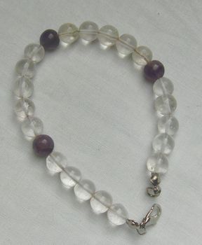 Armband mit einen Bergkristall garniert mit Amethyste