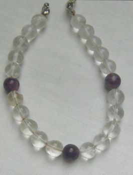 Armband mit einen Bergkristall garniert mit Amethyste
