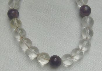 Armband mit einen Bergkristall garniert mit Amethyste