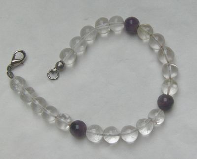 Armband mit einen Bergkristall garniert mit Amethyste