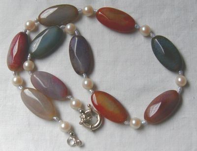 Regenbogenachatkette garniert mit Perlen