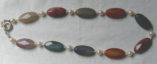 Regenbogenachatkette garniert mit Perlen