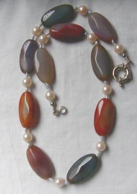 Regenbogenachatkette garniert mit Perlen