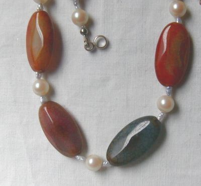 Regenbogenachatkette garniert mit Perlen