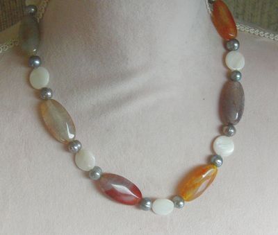 Edelsteinkette mit Achaten, Perlmutt und Perlen