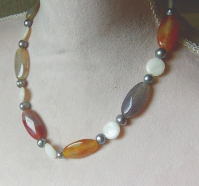 Edelsteinkette mit Achaten, Perlmutt und Perlen