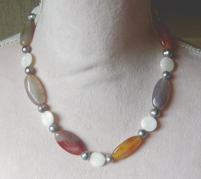 Edelsteinkette mit Achaten, Perlmutt und Perlen