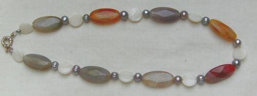 Edelsteinkette mit Achaten, Perlmutt und Perlen