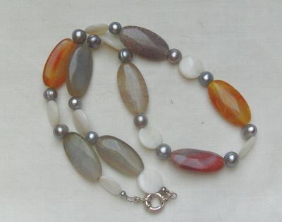 Edelsteinkette mit Achaten, Perlmutt und Perlen