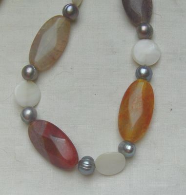 Edelsteinkette mit Achaten, Perlmutt und Perlen