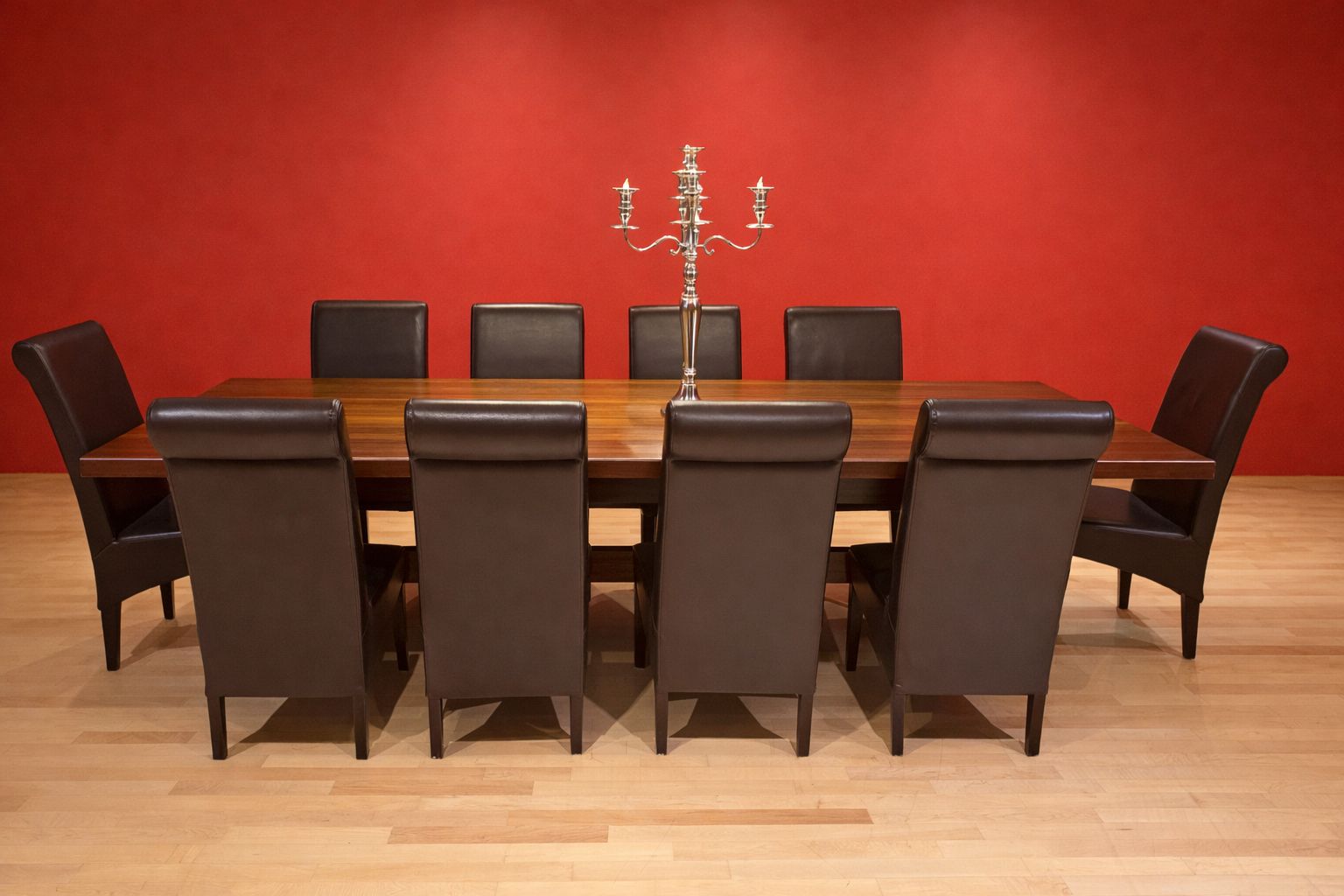 Massivholztisch mit Echtlederstühlen