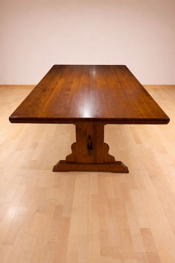 Massivholztisch mit Echtlederstühlen