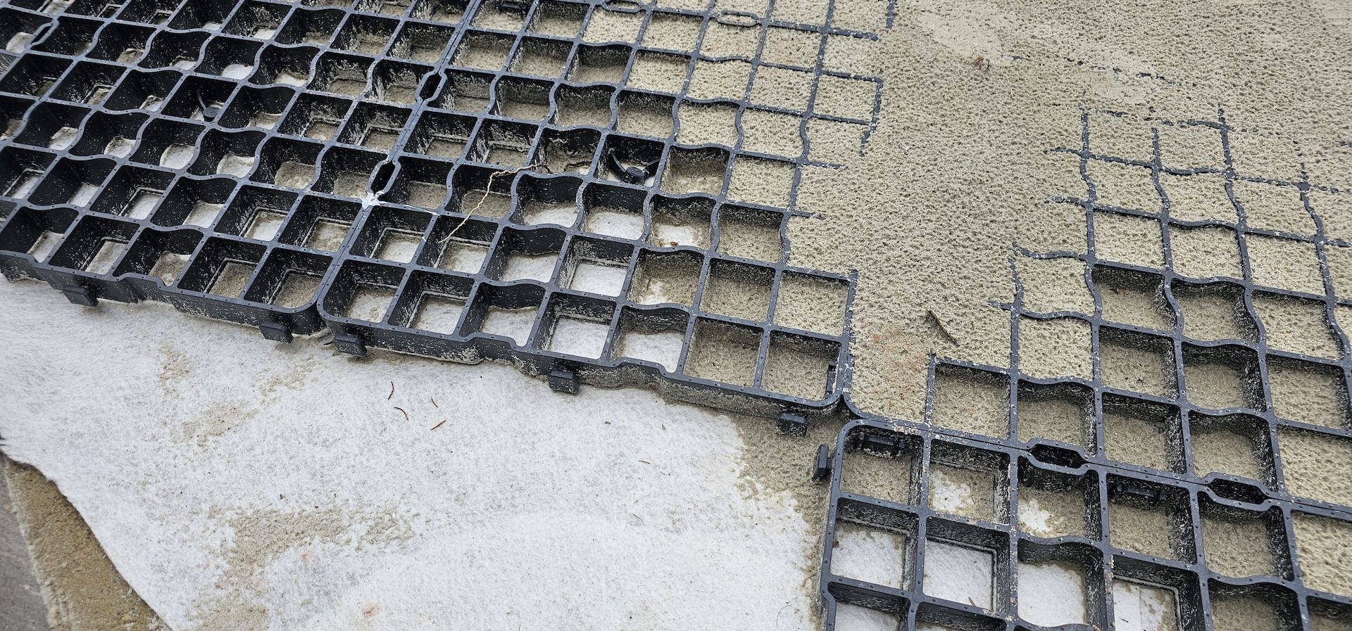 Ideal für den Paddock Rasengitter, Kieswaben & Paddockplatten kaufen