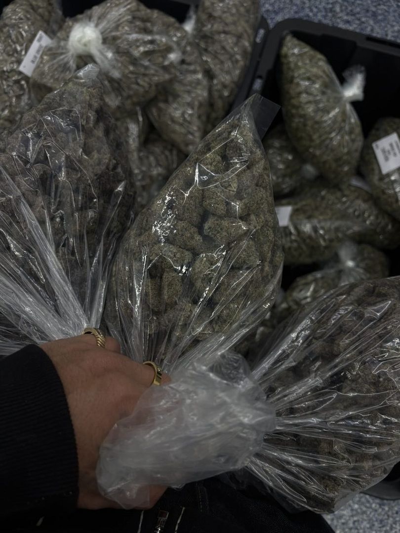 Hochwertige Artikel verfügbar. Schreiben Sie mir eine E-Mail oder kontaktieren Sie mich jetzt.