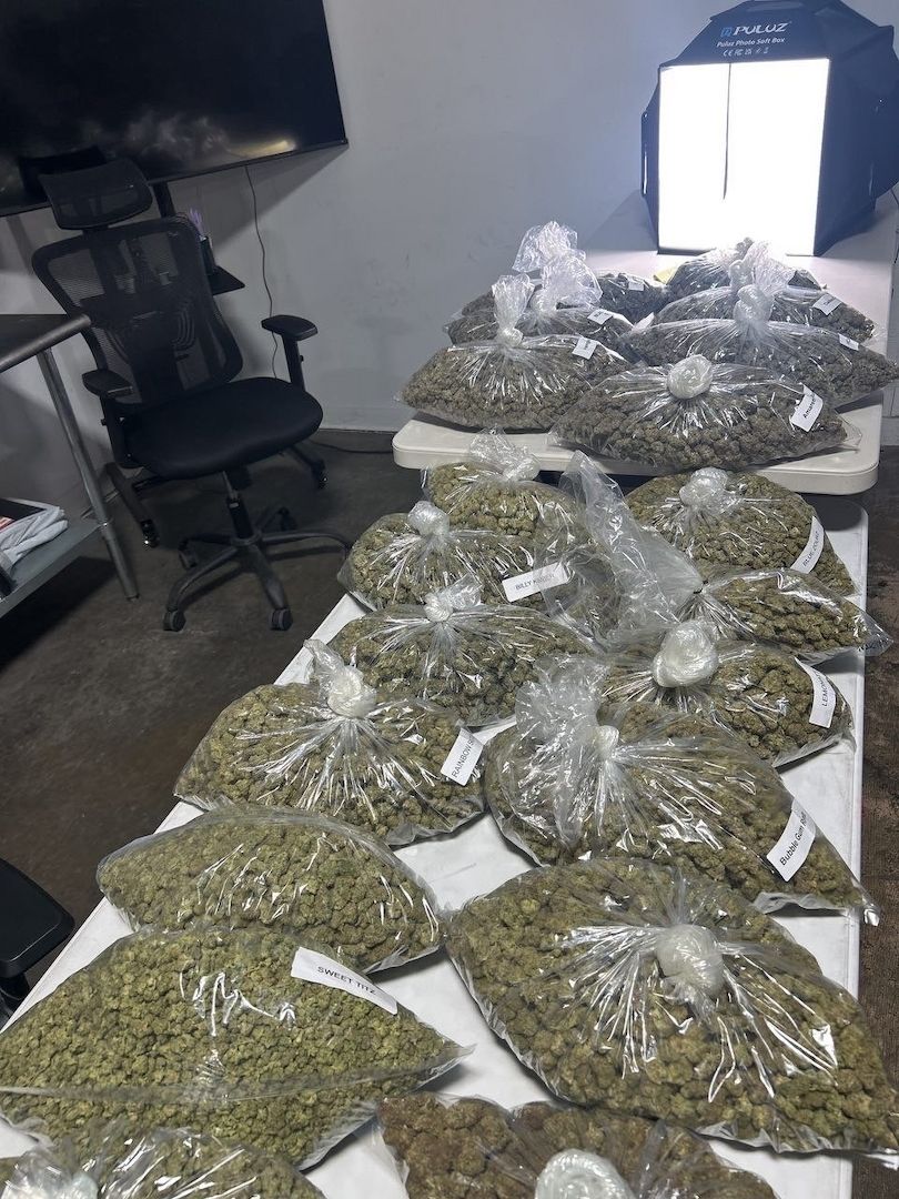 Hochwertige Artikel verfügbar. Schreiben Sie mir eine E-Mail oder kontaktieren Sie mich jetzt.