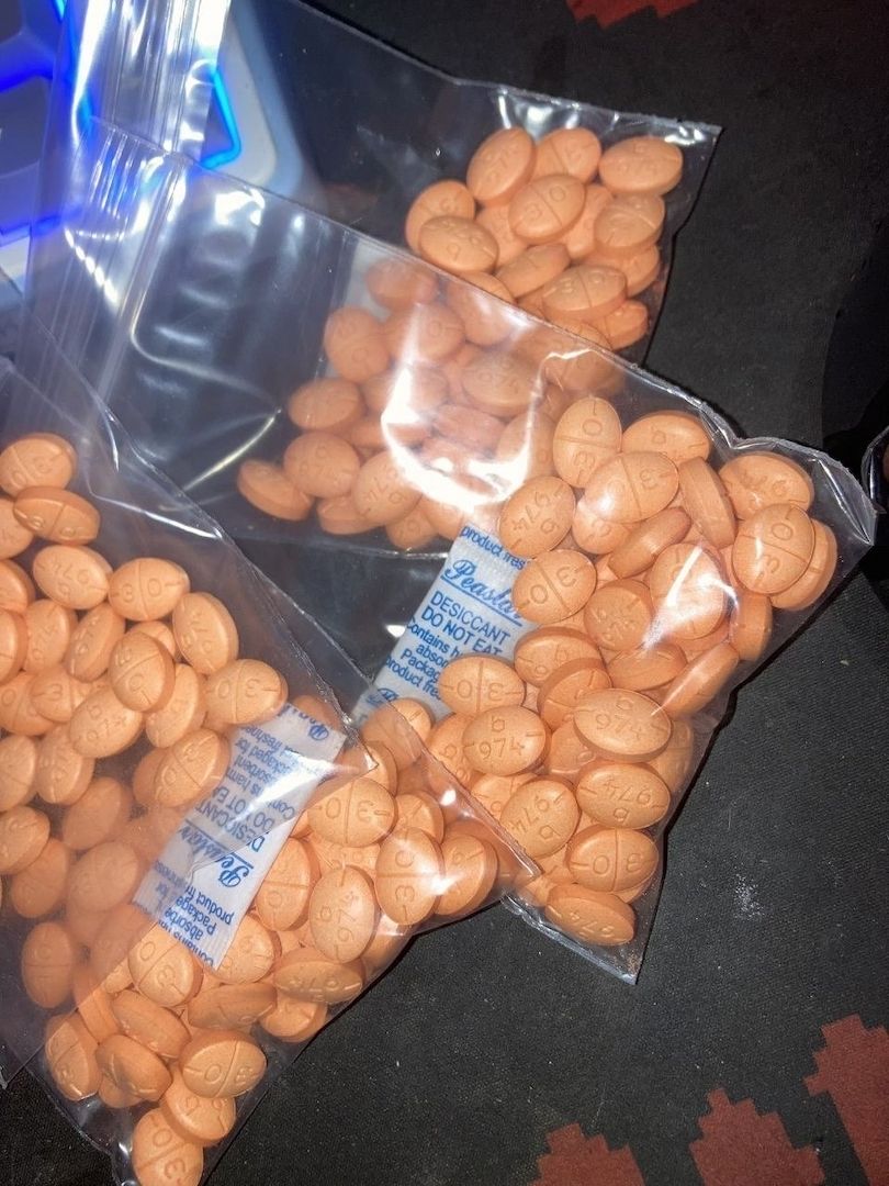 Hochwertige Artikel verfügbar. Schreiben Sie mir eine E-Mail oder kontaktieren Sie mich jetzt.