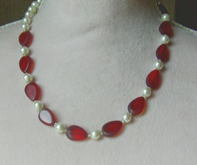 Halskette, rote facettierte Glassteine mit weissen Perlen
