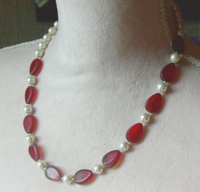 Halskette, rote facettierte Glassteine mit weissen Perlen
