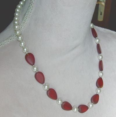 Halskette, rote facettierte Glassteine mit weissen Perlen