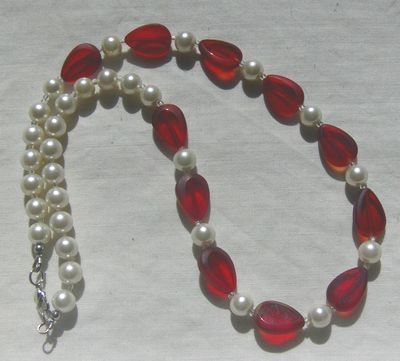 Halskette, rote facettierte Glassteine mit weissen Perlen