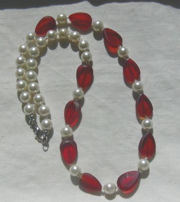 Halskette, rote facettierte Glassteine mit weissen Perlen
