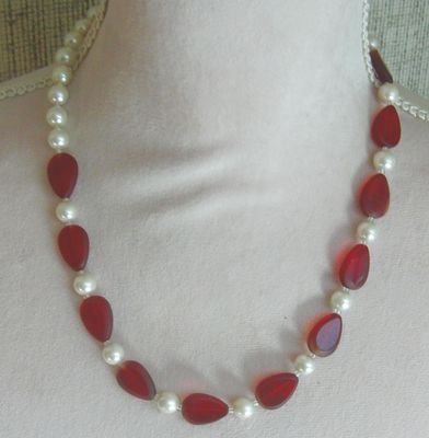 Halskette, rote facettierte Glassteine mit weissen Perlen