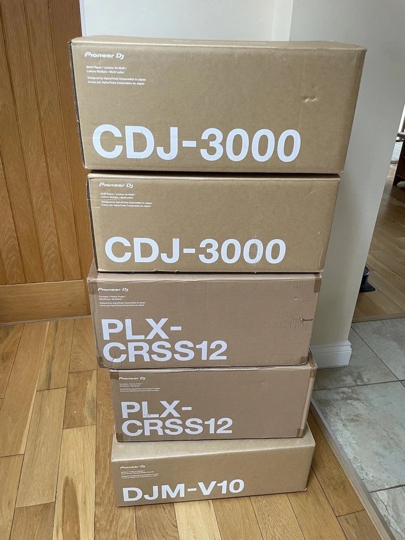 Pioneer CDJ 3000 (2x), Pioneer PLX-CRSS12 (2x), Pioneer V10 Mixer