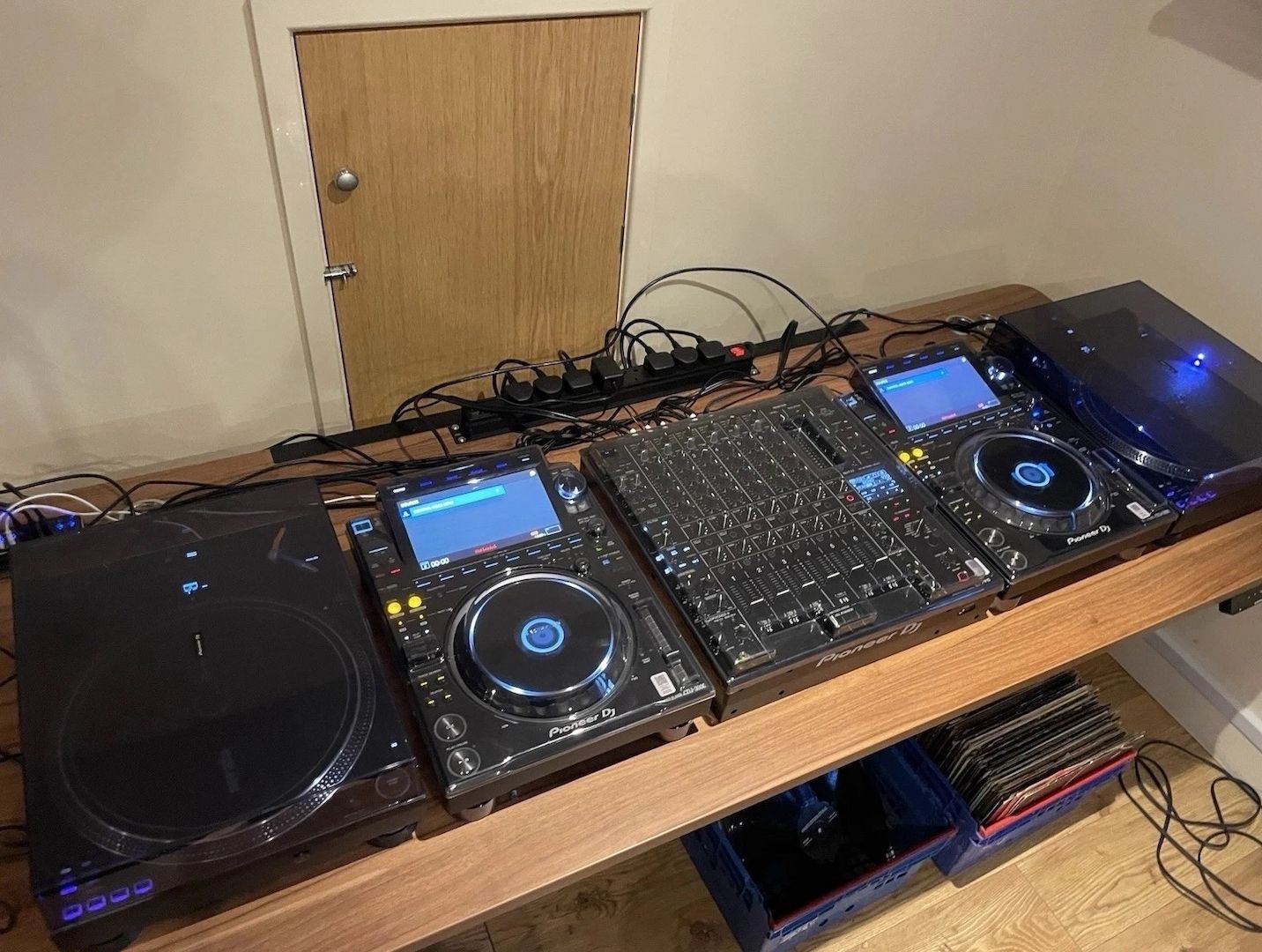 Pioneer CDJ 3000 (2x), Pioneer PLX-CRSS12 (2x), Pioneer V10 Mixer