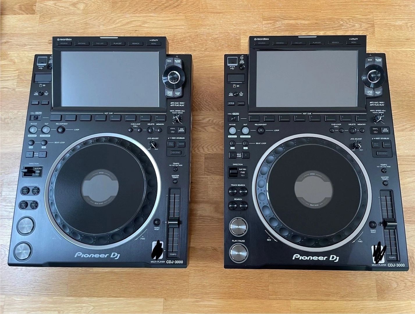 Pioneer CDJ 3000 (2x), Pioneer PLX-CRSS12 (2x), Pioneer V10 Mixer