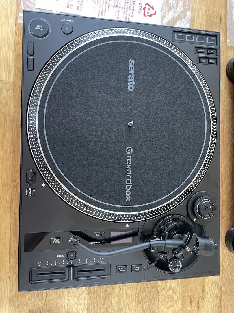 Pioneer CDJ 3000 (2x), Pioneer PLX-CRSS12 (2x), Pioneer V10 Mixer